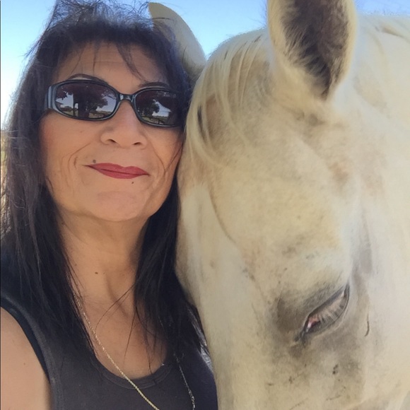 Hi, I’m Desi. I have a passion for horses. - Picture 1 of 11